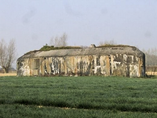 Ligne Maginot - B680 - FAUQUEMONT NORD - (Blockhaus pour canon) - L'excroissance en béton qui sert de fourreau au périscope est bien visible sur la dalle supérieure. - AALMA - www.lignemaginot.com