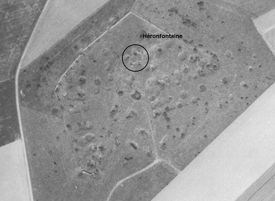 Ligne Maginot - HERONFONTAINE (Casemate d'infanterie) - Sur cette photo de 1956, outre les cratères bien visibles et témoins des combats menés là, la casemate n'est déjà plus facilement distinguable, ferraillée et partiellement remblayée. - IGN