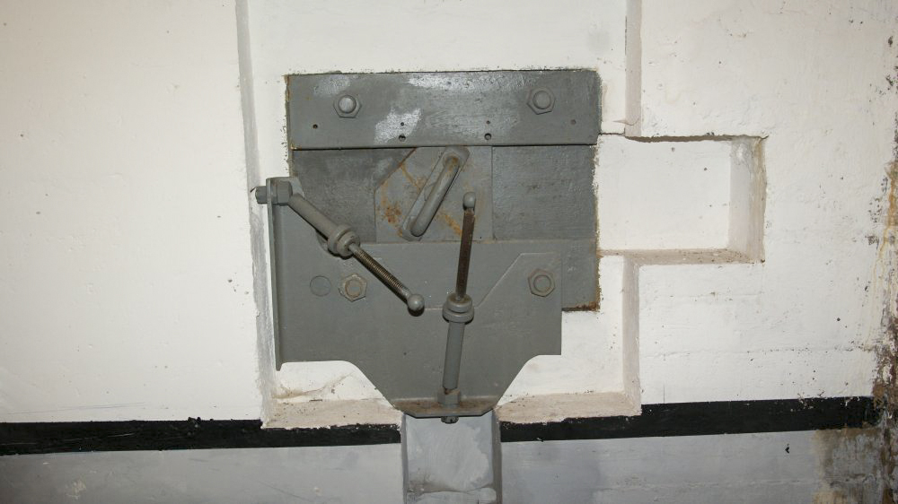 Ligne Maginot - La SALMAGNE (Ouvrage d'infanterie) - Bloc 1
Créneau type A pour FM 24/29 avec les supports réglables pour l'arme montée sur rotule RB.
L'évidement à droite du créneau sert à mettre en place et retirer le support pour la rotule RB