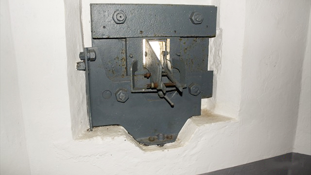 Ligne Maginot - R6B - HOSTE BAS - (Blockhaus pour arme infanterie) - Créneau FM avec support d'arme - Association Les Bergers des Pierres