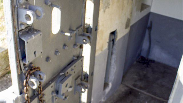 Ligne Maginot - R6B - HOSTE BAS - (Blockhaus pour arme infanterie) - Porte blindée de l'entrée - Association Les Bergers des Pierres