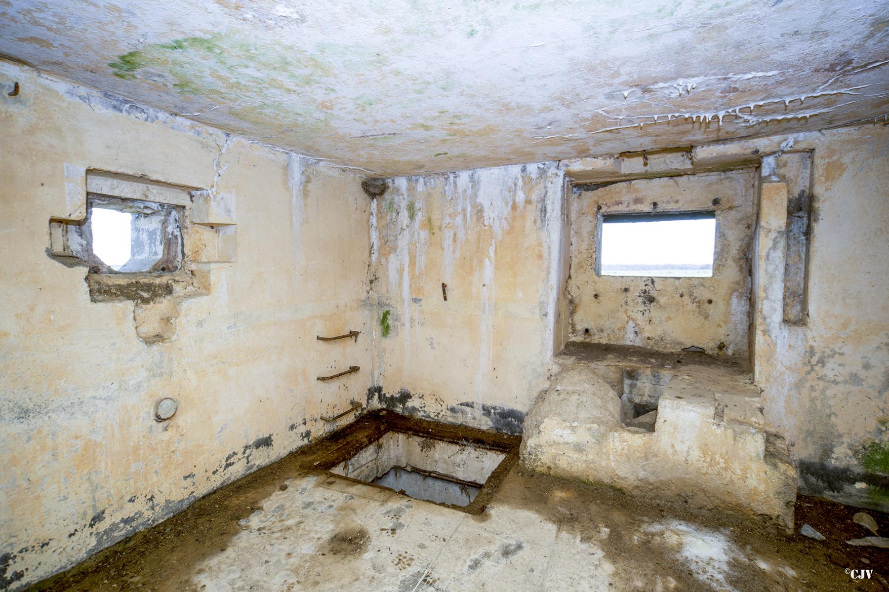 Ligne Maginot - B704 - CHAMPS-ELYSÉES - (Blockhaus pour canon) - L’intérieur du blockhaus est peint en couleur ocre - Lia VERMEULEN