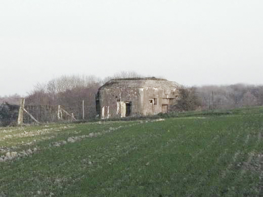 Ligne Maginot - Blockhaus B702 - Vue de l'angle arrière droit. On aperçoit les 2 entrées et les créneaux FM - AALMA - www.lignemaginot.com