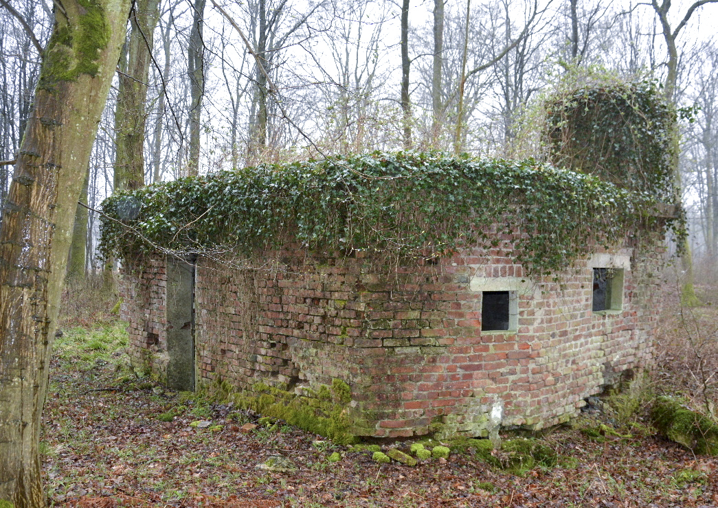 Ligne Maginot - RAUCOURT - (Stand de tir) - La construction dispose de 2 créneaux de tir et d'un poste d'observation. - Jean PISSON