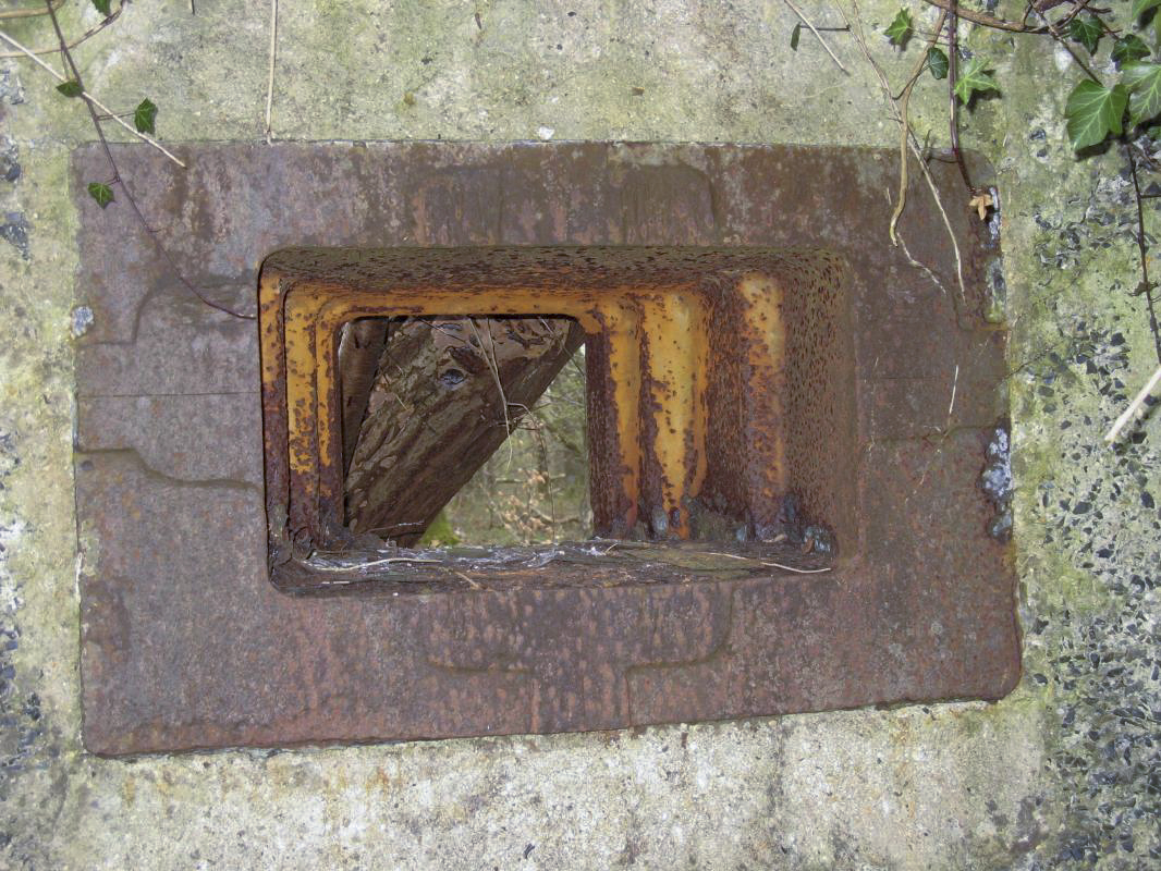 Ligne Maginot - RAUCOURT - (Stand de tir) - Le mur de tir pour armement de forteresse. Vue coté extérieur de l'une des trémies spécifiques à l'armement de forteresse - MEURANT Sebastien