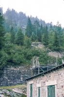 Ligne Maginot - TLFR - TéLéPHéRIQUE PONT-NUAZ - PAS-DU-ROC - (RESEAU - Téléphérique (ligne)) - Pont - Nuaz
Station basse
La passerelle de protection au dessus de la route et les pylônes 1 et 2