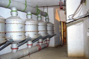 Ligne Maginot - GORDOLON (GN) - (Ouvrage d'artillerie) - Bloc 3
Salle des filtres du bloc
Batterie de filtres papier charbon-actif destinés au filtrage de l'air extérieur en cas d'attaque de l'ouvrage par gaz