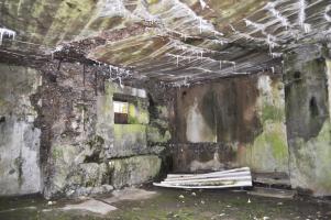Ligne Maginot - DB26 - (Blockhaus pour canon) - Vue intérieure sur le créneau de mitrailleuse opposé à l'entrée
On peut apercevoir au plafond les traces des murs de séparation