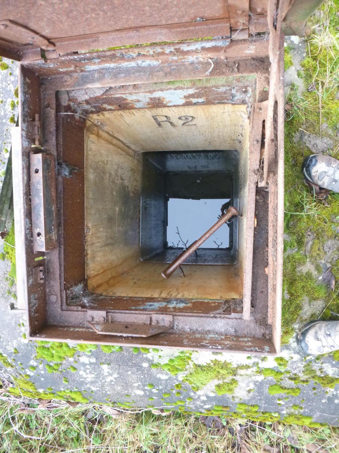 Ligne Maginot - R2 - (Chambre de coupure) - Vue avec trappe ouverte - luc