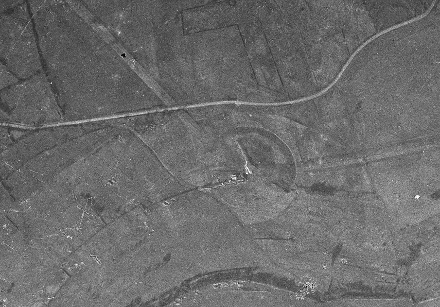 Ligne Maginot - AVIOTH - (Casemate d'infanterie - Simple) - Vue aérienne au 2 mars 1940.
Les réseaux de barbelés autour et de part et d'autre de la casemate sont bien visibles.  - IGN - Géoportail 1940