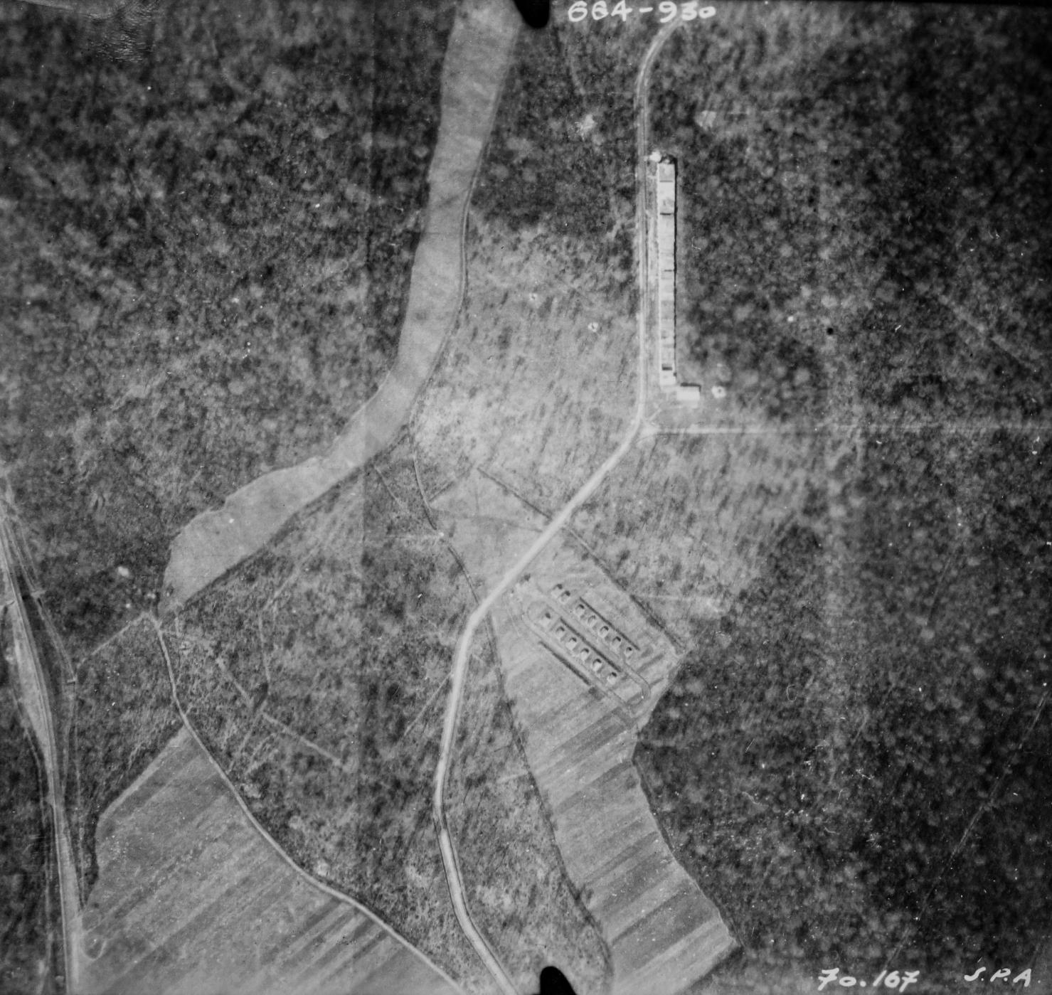 Ligne Maginot - ERROUVILLE - (Dépôt de Munitions) - Stand de tir (en haut) et dépôt de Munitions (en bas).
Vue aérienne - Mission 60 Altitude 2000 - 9 mars 1940  - Armée Française 
