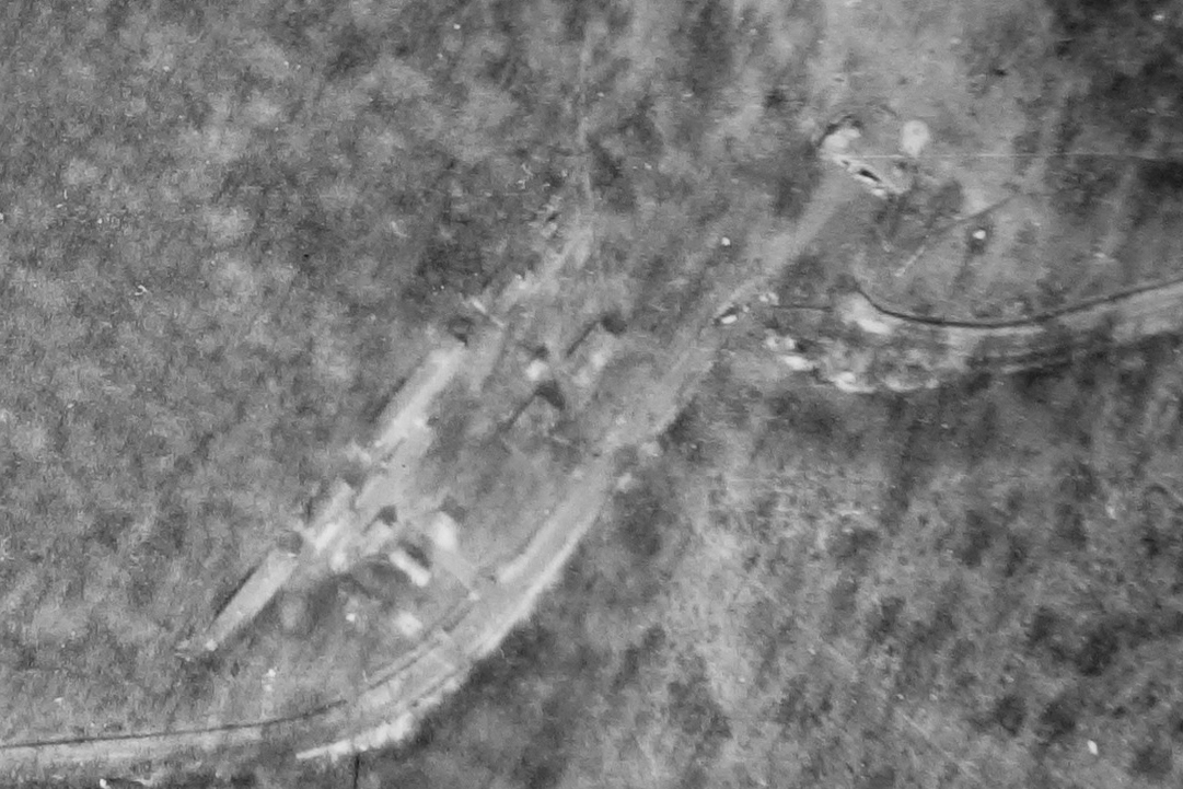 Ligne Maginot - Casernement et Entrée des Munitions - Casernement léger et Entrée des Munitions

Vue aérienne - Mission 60 Altitude 2000 - 9 mars 1940  - Armée Française 