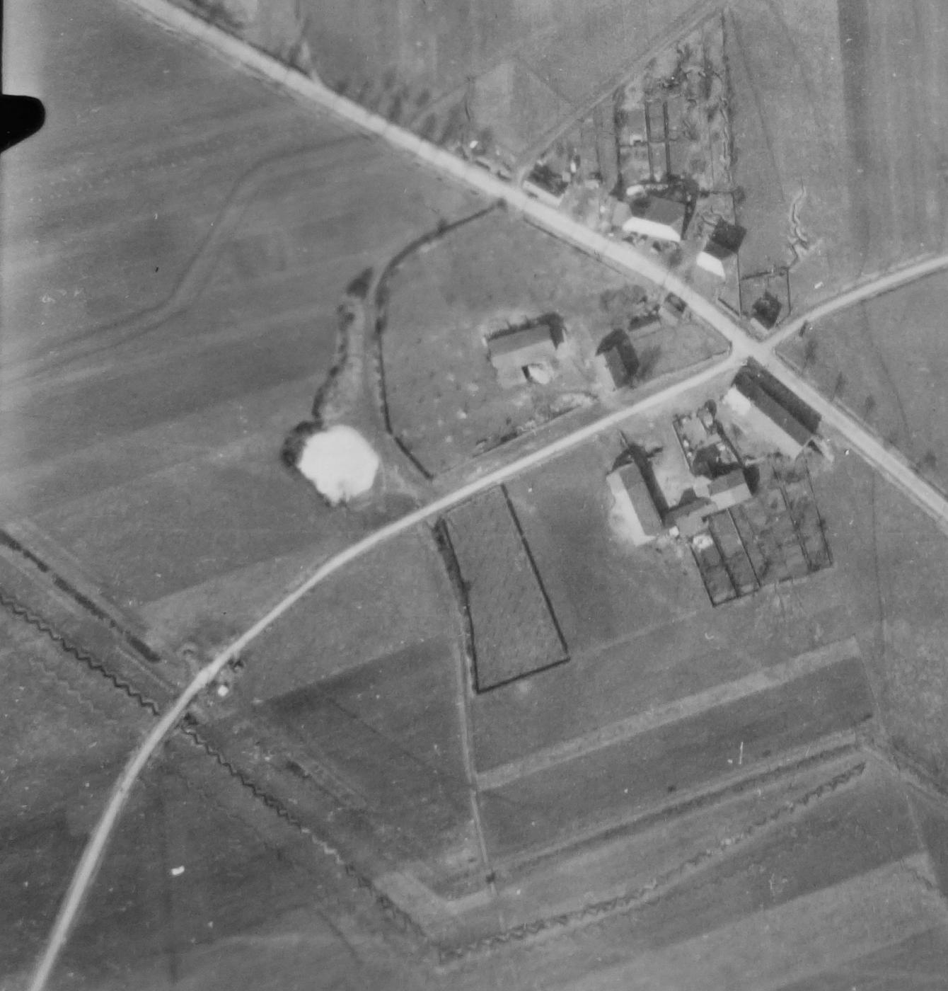 Ligne Maginot - 105 - (Barrage de Route) - Bréhain-la-Cour et Barrage de Route 105 (en bas à gauche)

Vue aérienne - Mission 60 Altitude 2000 - 9 mars 1940  - Armée Française 