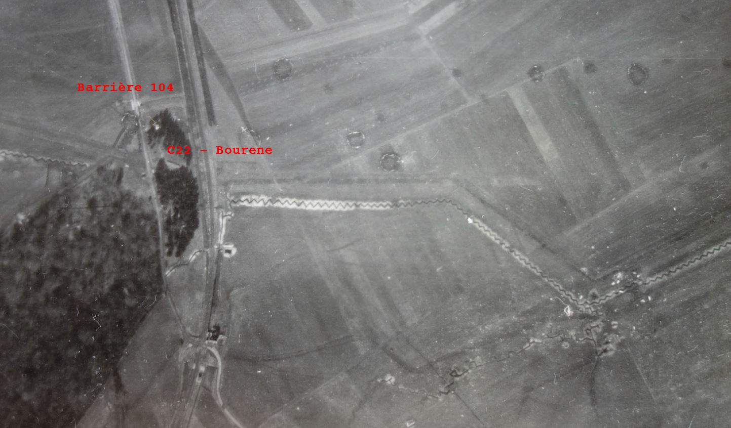 Ligne Maginot - BOURENE EST - C22 - (Casemate d'infanterie) - Sur cette vue aérienne on aperçoit le barrage 104, la casemate C22 et le réseau de rail et de tranchées qui le couvre.

Vue aérienne - Mission 60 Altitude 2000 - 9 mars 1940 - Armée Française