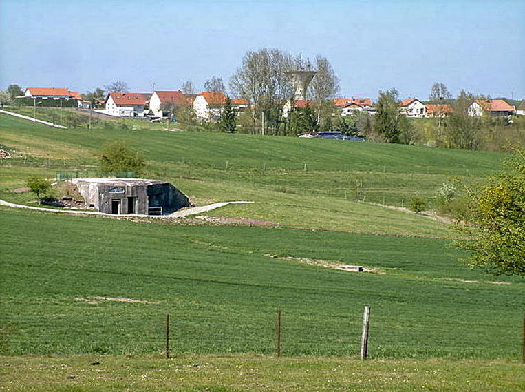 Ligne Maginot - AC1B - MC22 - LA COSTAUDE - (Casemate d'artillerie) - Vue sur la casemate et le village de Barst - Sylvie Laure LAMBERT