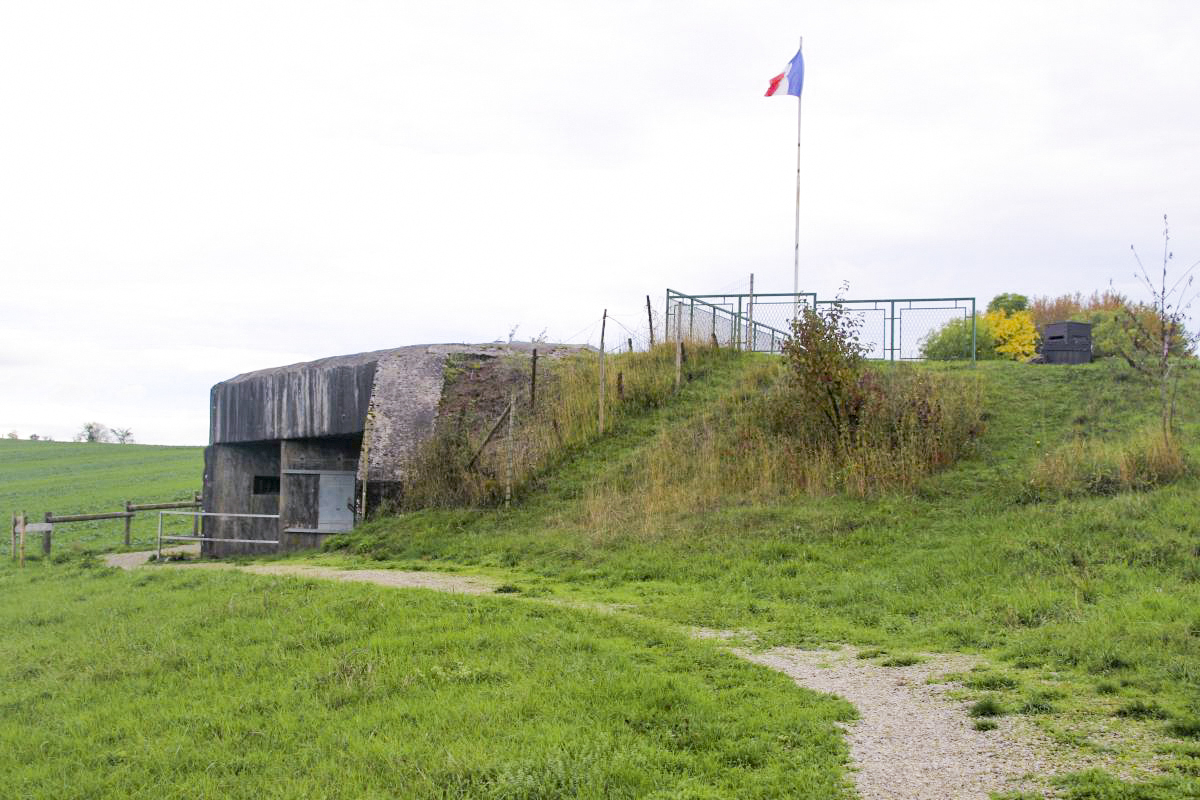 Ligne Maginot - AC1B - MC22 - LA COSTAUDE - (Casemate d'artillerie) - La casemate et sur la droite la guérite observatoire - Michel et Philippe Zimmer