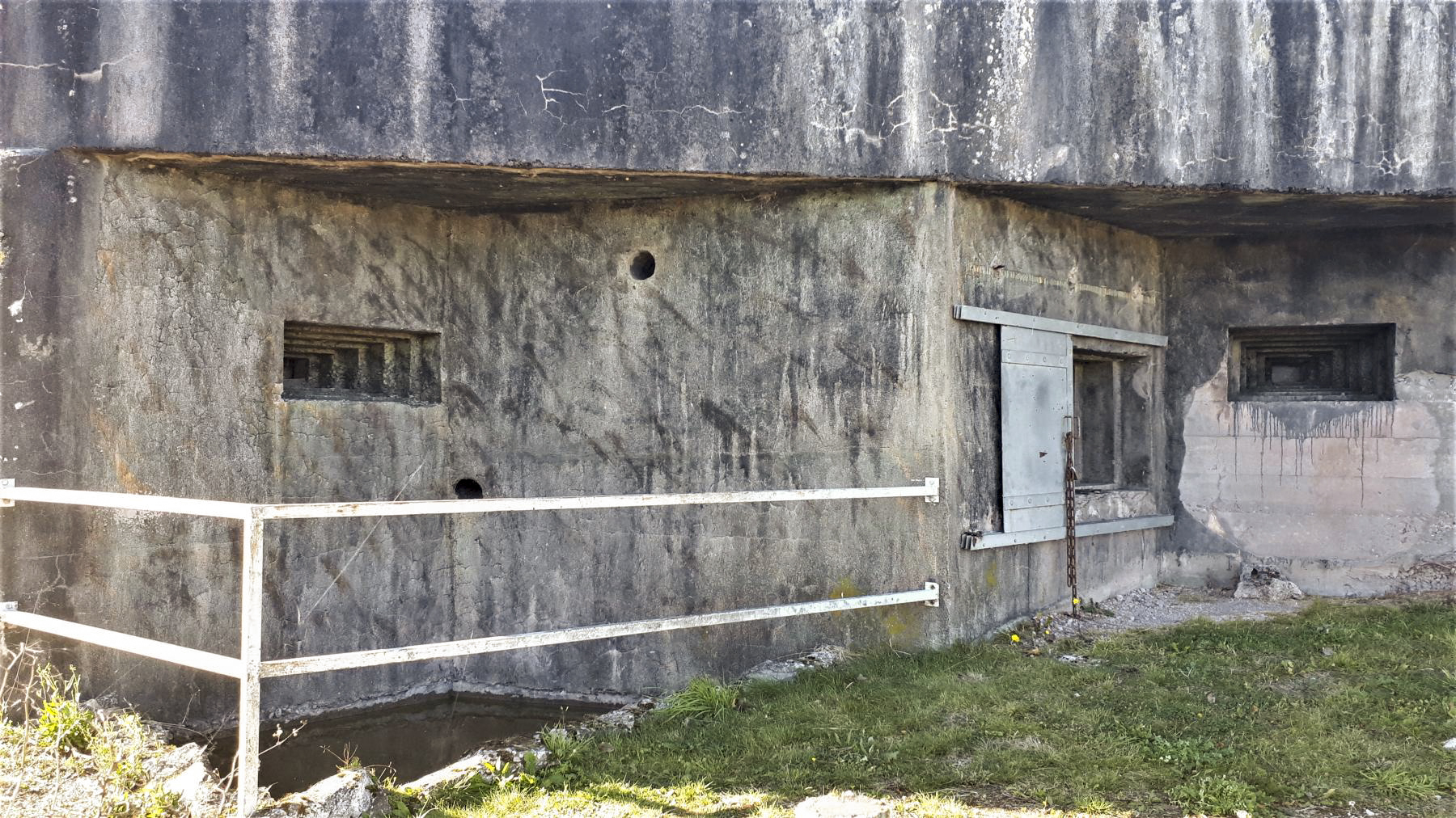 Ligne Maginot - AC1B - MC22 - LA COSTAUDE - (Casemate d'artillerie) - Le créneau du canon de 75 et les deux créneaux de défense rapprochée - Gregory Fuchs