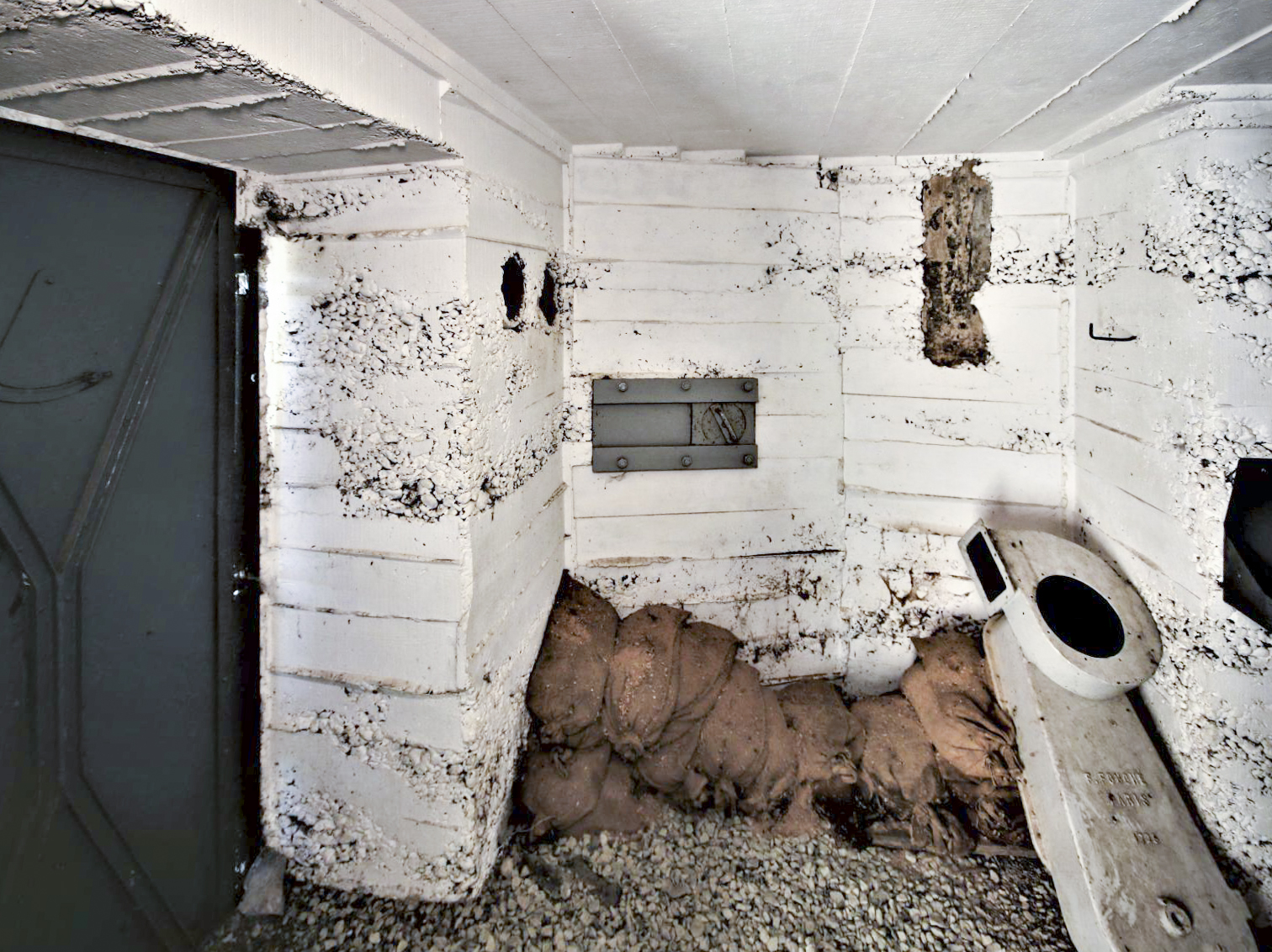 Ligne Maginot - AC1B - MC22 - LA COSTAUDE - (Casemate d'artillerie) - A gauche l'entrée du personnel et en face le créneau de défense rapprochée arrière - Michel & Philippe ZIMMER