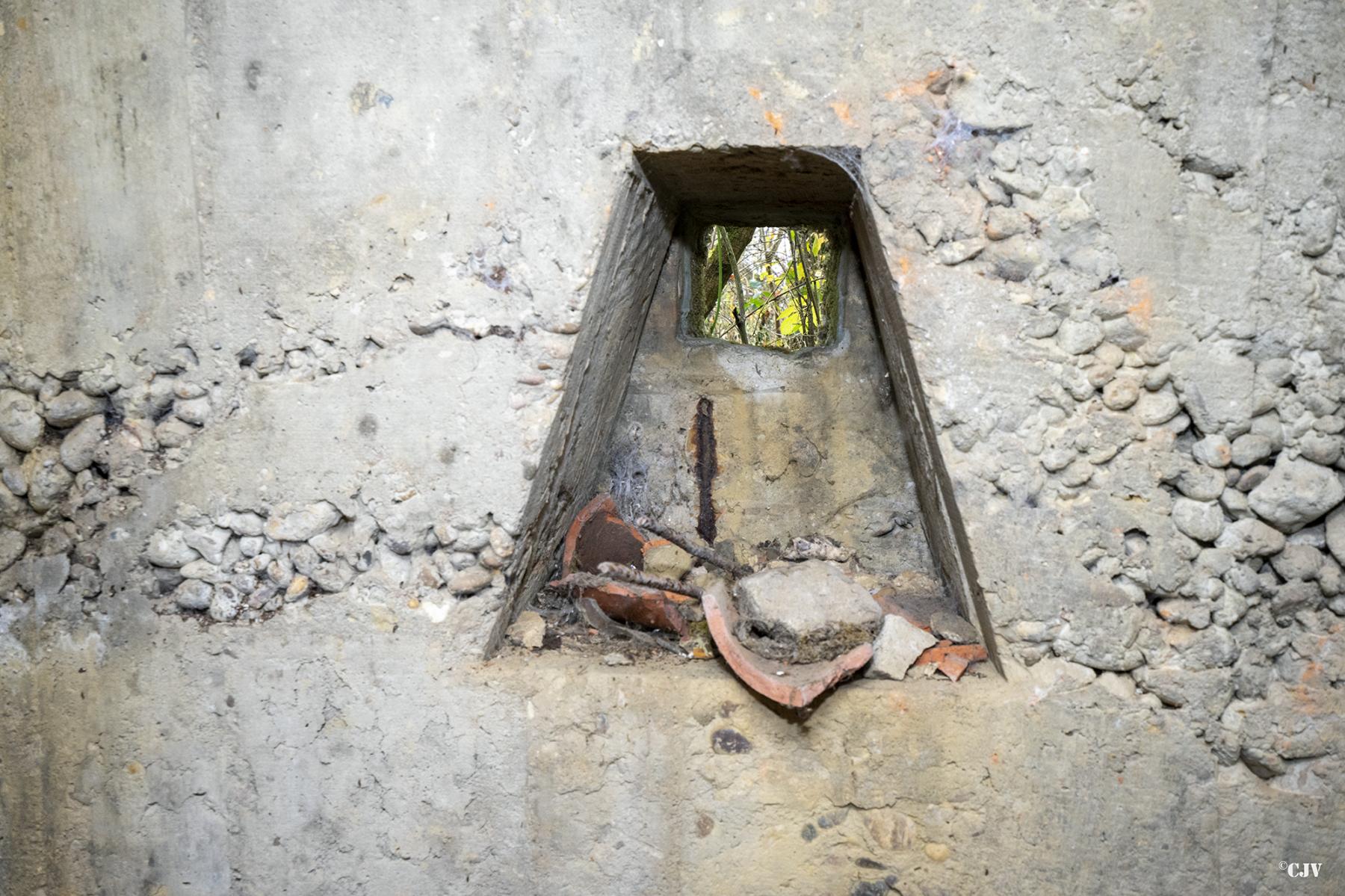 Ligne Maginot - CB294 - PESCH EST - (Blockhaus pour canon) - Créneau dans la chambre de tir annexe - Lia VERMEULEN