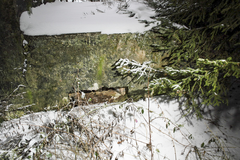 Ligne Maginot - CB286 - PESCH OUEST - (Blockhaus pour arme infanterie) - Le blockhaus est à demi-ceinturé par une réalisation annexe, comportant un certain nombres de créneaux de tirs, aux orientations variées. - www.arnaultjl-photo.com