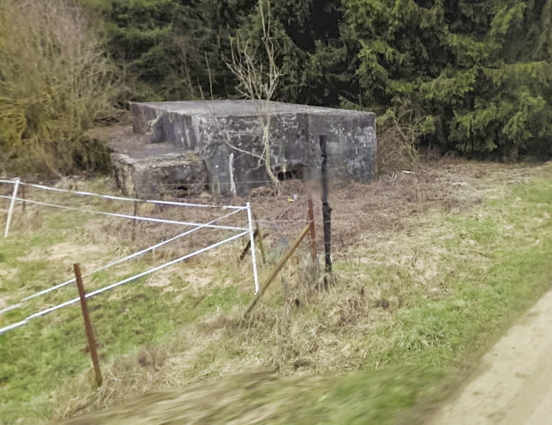 Ligne Maginot - CB286 - PESCH OUEST - (Blockhaus pour arme infanterie) - L'avancée ajoutée au blockhaus est bien visible côté gauche - Google StreetView