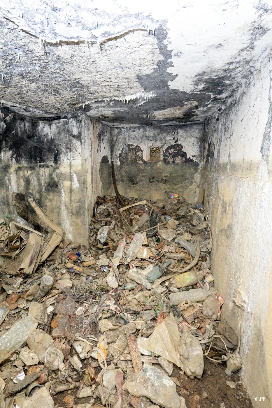 Ligne Maginot - CB286 - PESCH OUEST - (Blockhaus pour arme infanterie) - Annexe gauche, le créneau est à peine visible - Lia VERMEULEN