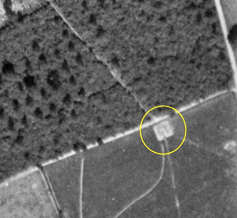 Ligne Maginot - 27 (Chambre de coupure) - On aperçoit encore les traces des tranchées de câble arrivant à la chambre de coupure. - IGN - Géoportail 1950