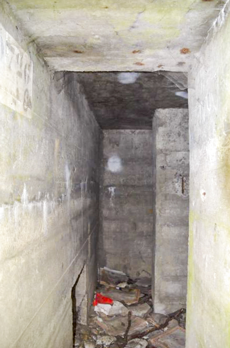 Ligne Maginot - HABERHAEUSER 1 - (Blockhaus pour arme infanterie) - Couloir d'entrée, avec à gauche ce qui pourrait être une niche à munitions, au fond un léger renfoncement. A droite l'entrée de la chambre de tir. - D. Froehly