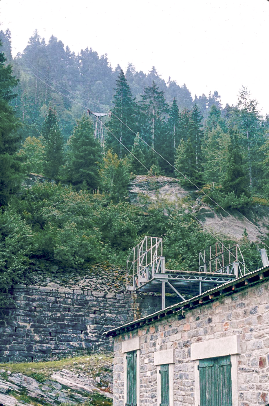 Ligne Maginot - TLFR - TéLéPHéRIQUE PONT-NUAZ - PAS-DU-ROC - (RESEAU - Téléphérique (ligne)) - Pont - Nuaz
Station basse
La passerelle de protection au dessus de la route et les pylônes 1 et 2 - Michel MANSUY