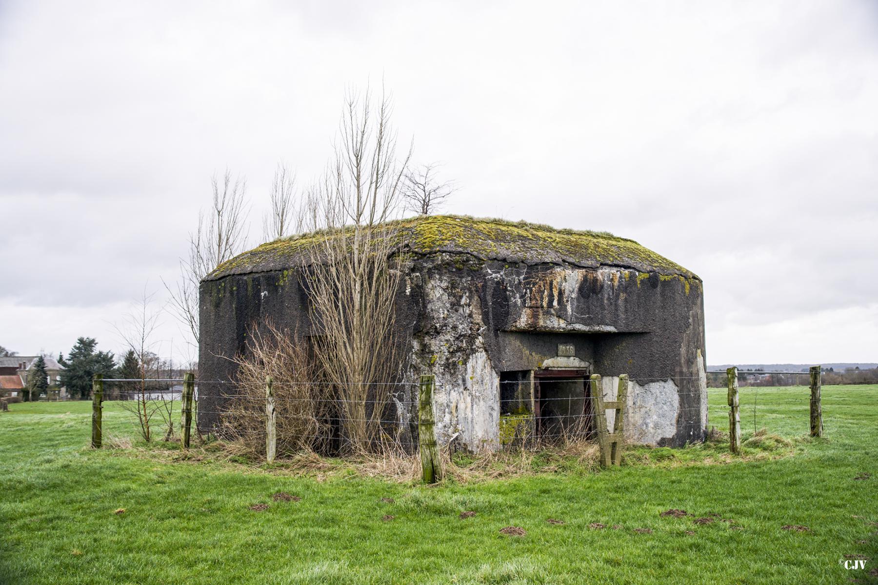 Ligne Maginot - A105 - MON-PLAISIR - (Blockhaus pour canon) - A droite, l'entrée pour canon, avec son créneau de défense, à gauche l'entrée des hommes. - Lia VERMEULEN