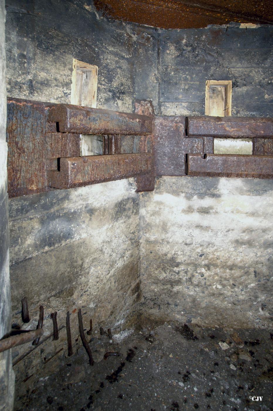 Ligne Maginot - A108 - BEAUX SARTS - (Blockhaus pour canon) - La poste d'observation est équipé des ces trémies - Lia VERMEULEN