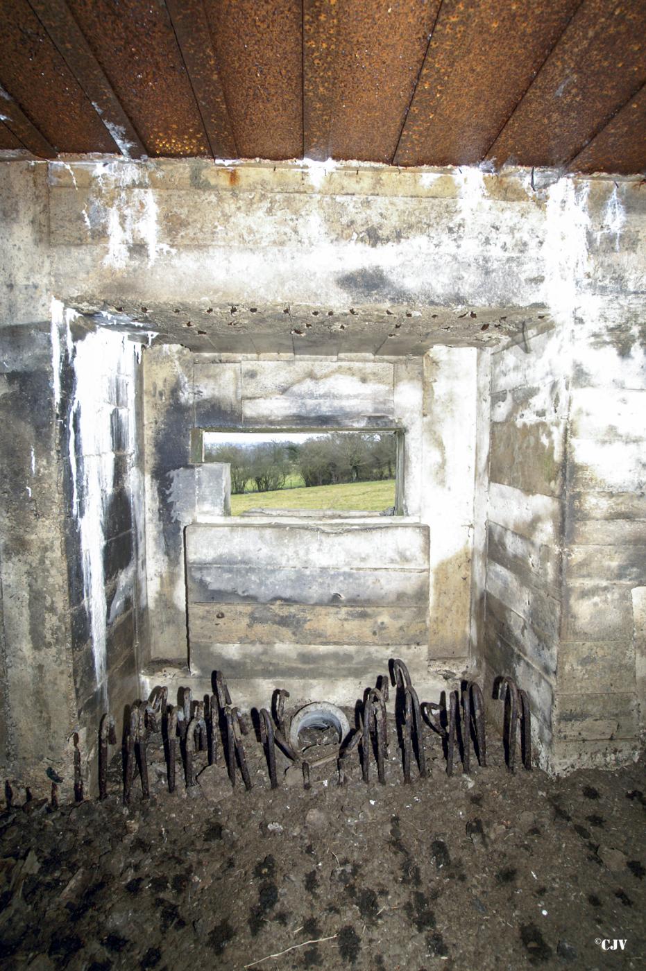 Ligne Maginot - A108 - BEAUX SARTS - (Blockhaus pour canon) - le créneau pour le canon. Il manque le plaque de blindage - Lia VERMEULEN