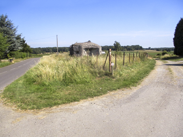 Ligne Maginot - B670 - OSTERGNIES EST - (Blockhaus pour canon) - Blockhaus situé dans son environnement entre la rue de Marpent et la GRP Tour de l'Avesnois. - Smardz Félix