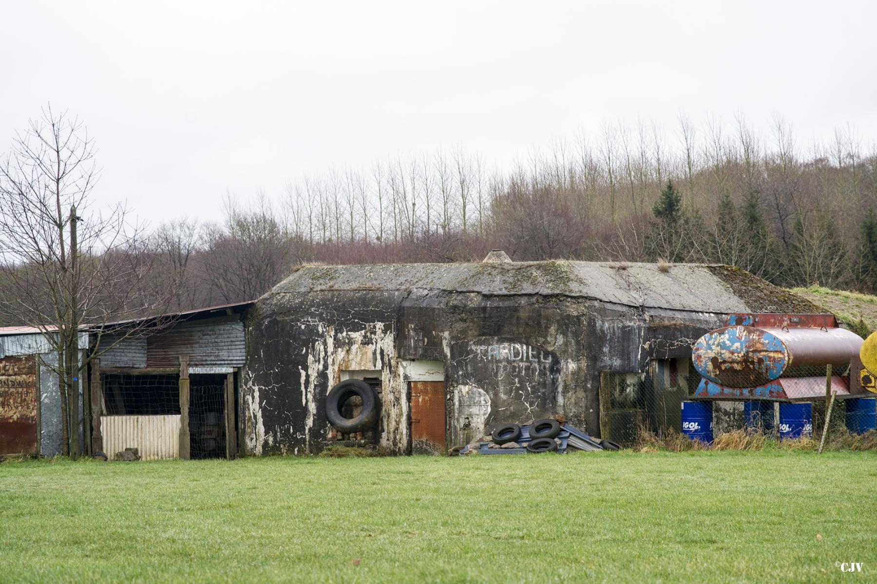 Ligne Maginot - B688 - COULMIE HAUT - (Blockhaus pour canon) - Blockhaus situé dans son environnement sur un terrain de motocross - Lia VERMEULEN