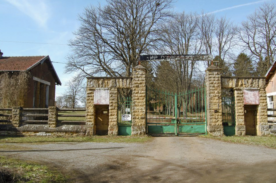 Ligne Maginot - ANGEVILLERS (CAMP) - (Camp de sureté) - Vue de l'entrée du camp - Christian RICHON-devoitine520