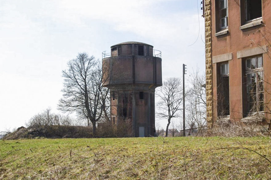 Ligne Maginot - ANGEVILLERS (CAMP) - (Camp de sureté) - Le chateau d'eau desservant le camps et les cités - Christian RICHON-devoitine520