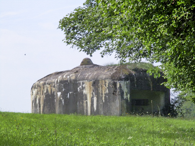 Ligne Maginot - B732 - GARDE DE WILLIES - (Blockhaus pour canon) - Photo prise depuis le chemin de Beumont. - Randonneur62