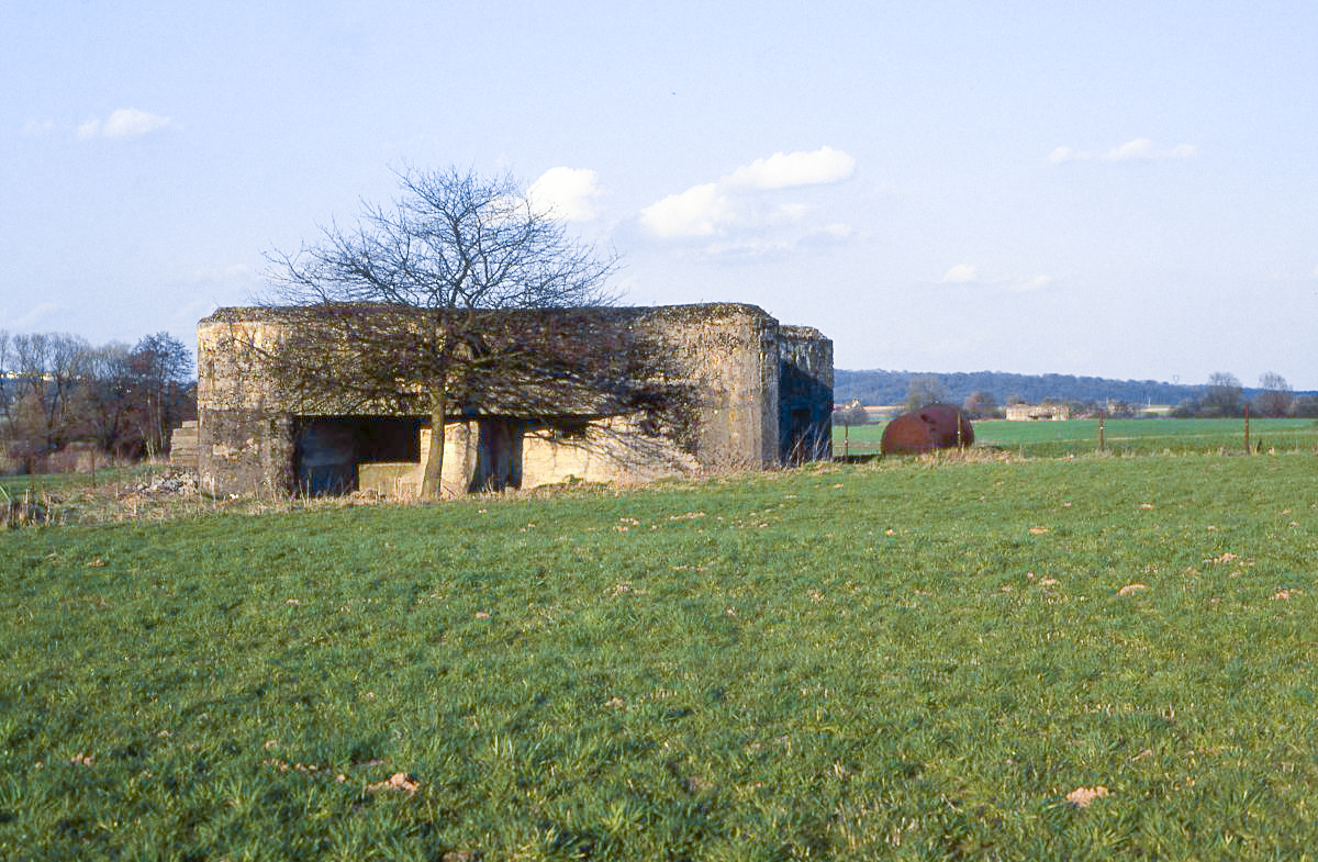 Ligne Maginot - STG 18 - STG S - MC06 - (Casemate d'infanterie - double) - La casemate avec sa cloche non posée et au fond la casemate STG R - MC07 - Valentin Hemmert