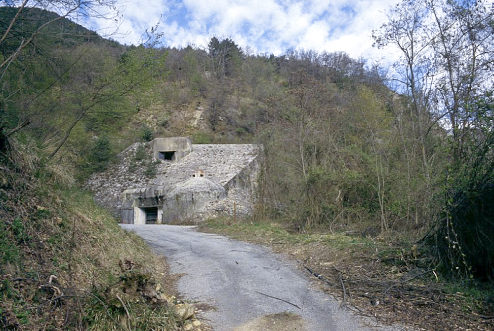 Ligne Maginot - GORDOLON (GN) - (Ouvrage d'artillerie) - Bloc 1
L'entrée de l'ouvrage surmontée du bloc cheminée - LOVINY Alain