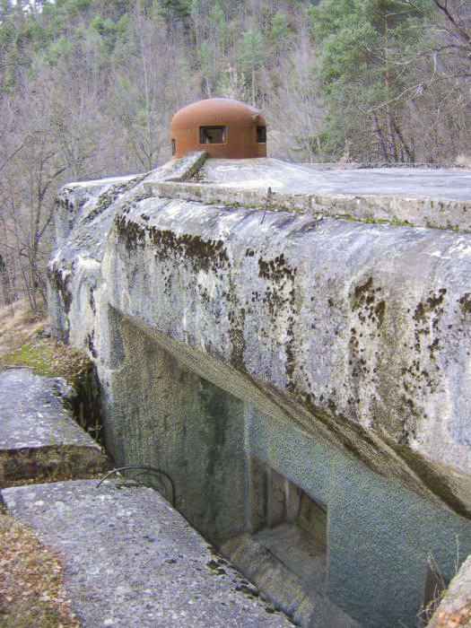 Ligne Maginot - GORDOLON (GN) - (Ouvrage d'artillerie) - Bloc 2
Face est du bloc. Créneaux pour mortiers de 81 mm mod.32 et cloche GFM. - FORNERIS Serge