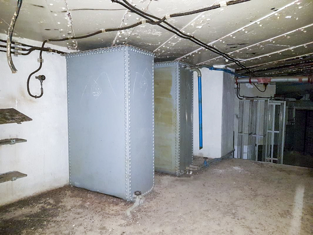 Ligne Maginot - GORDOLON (GN) - (Ouvrage d'artillerie) - Bloc 2
Chambre de mortiers de 81mm
Réservoirs d'eau en mezzanine - Ellena-Cuny