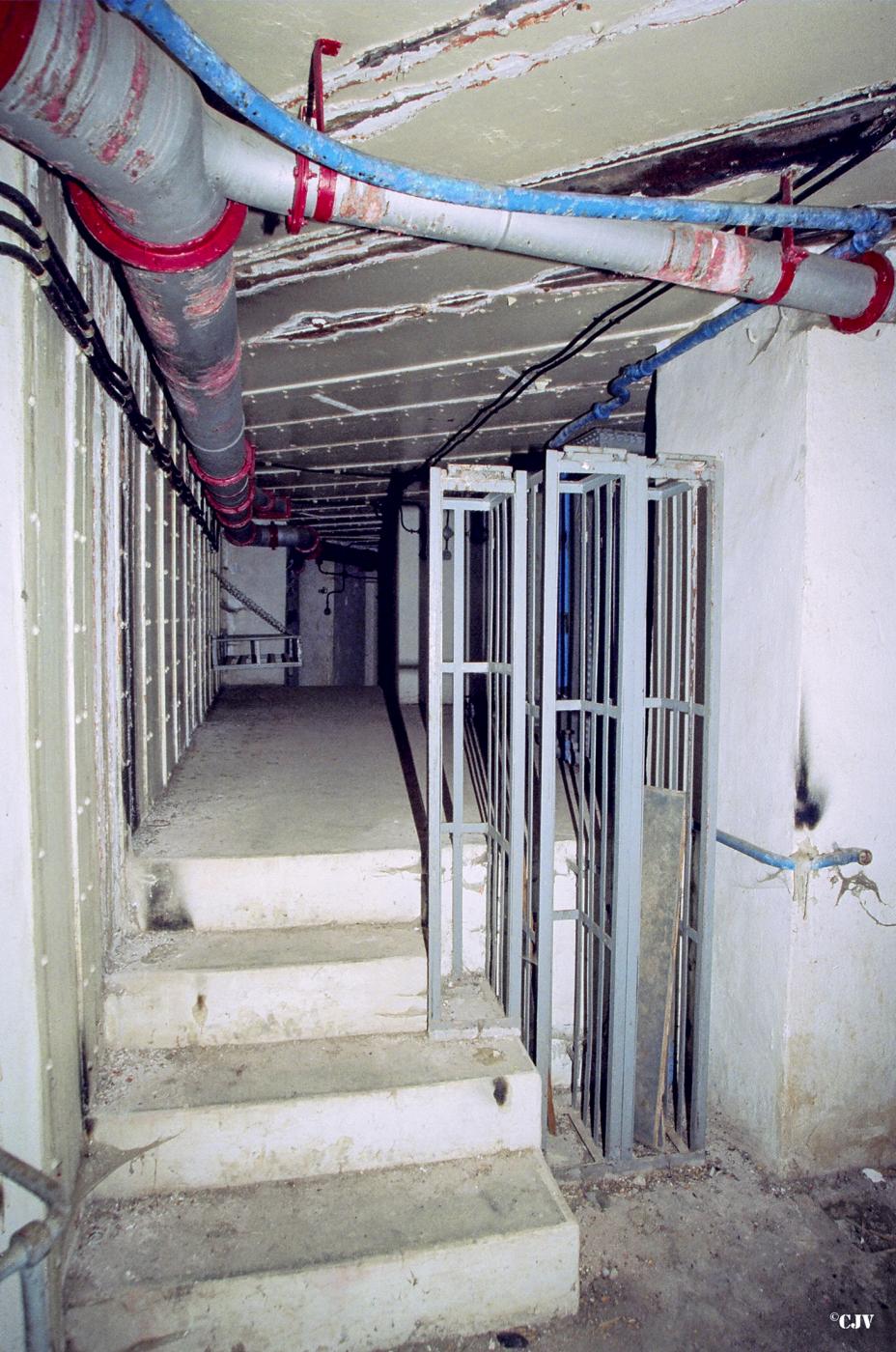Ligne Maginot - GORDOLON (GN) - (Ouvrage d'artillerie) - Bloc 2
Etage supérieur
Le passage au-dessus de la chambre de tir des mortiers - Lia VERMEULEN
