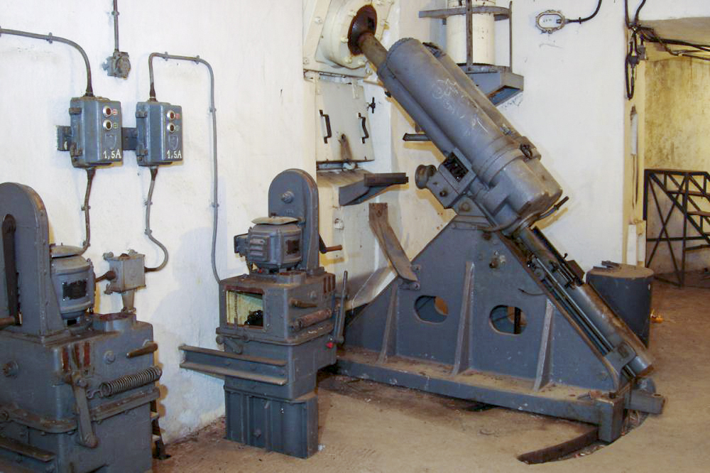 Ligne Maginot - GORDOLON (GN) - (Ouvrage d'artillerie) - Bloc 2
A l'avant plan de la photo se trouve la partie haute des norias permettant la remontée des projectiles depuis l'étage inférieur ou ils sont stockés et préparés - Vincent DUSEIGNE