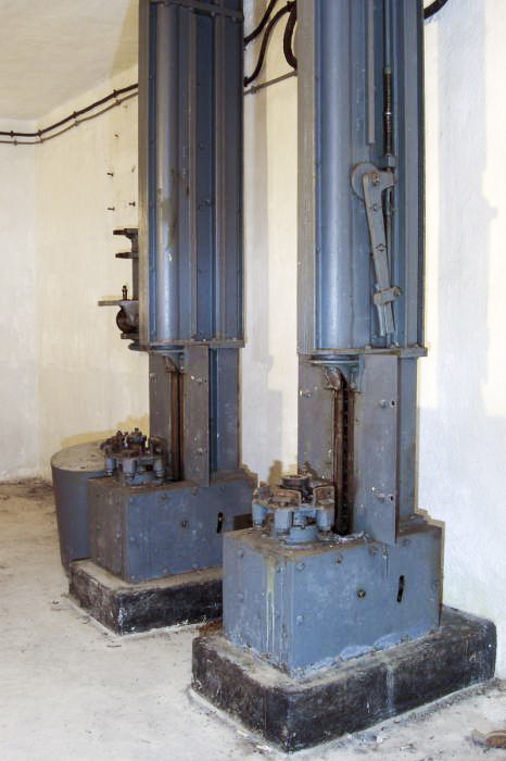 Ligne Maginot - GORDOLON (GN) - (Ouvrage d'artillerie) - Bloc 2
A l'étage inférieur au niveau du stockage des obus, les norias d'alimentation permettant la remontée des projectiles des mortier de 81 - Vincent DUSEIGNE