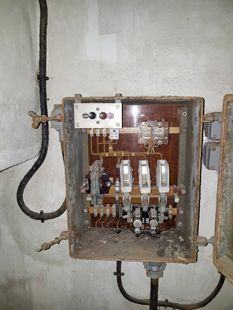 Ligne Maginot - GORDOLON (GN) - (Ouvrage d'artillerie) - Bloc 2
Equipement électrique - Ellena-Cuny