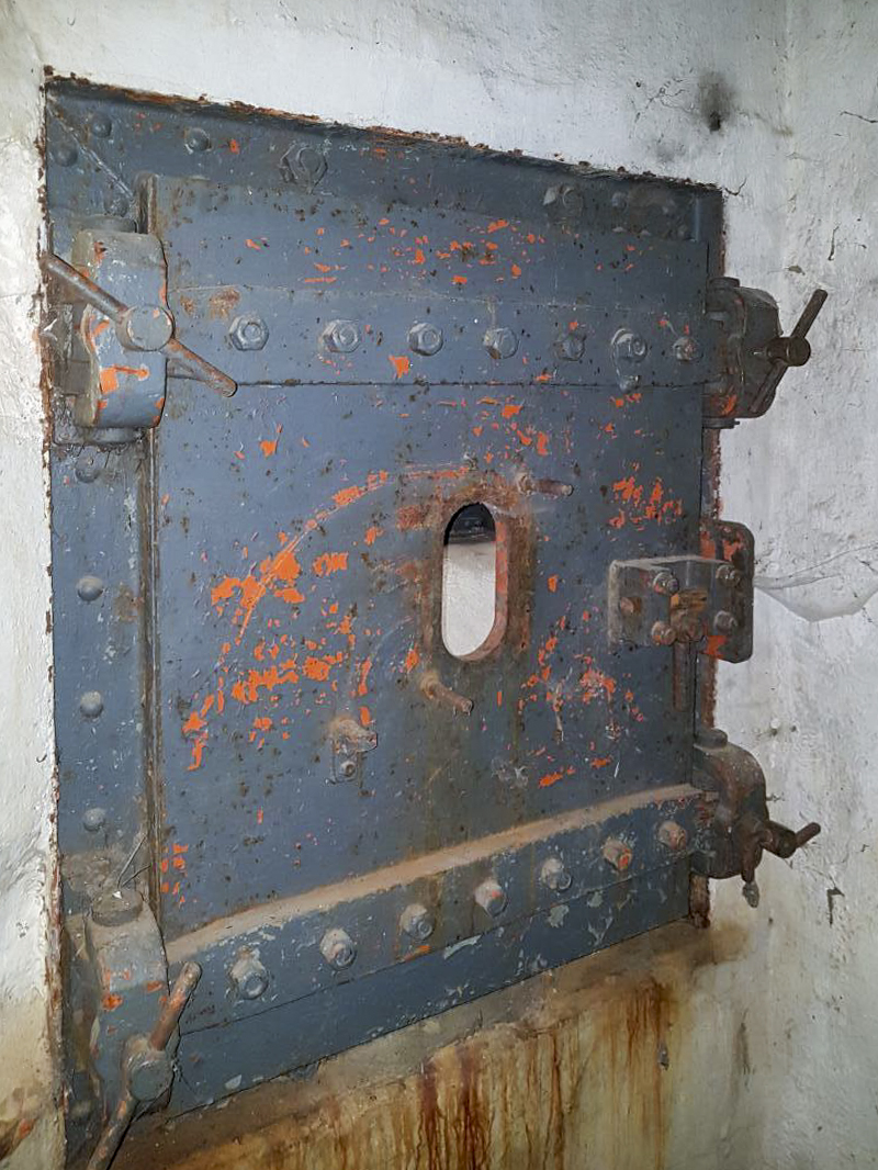 Ligne Maginot - GORDOLON (GN) - (Ouvrage d'artillerie) - Bloc 3
Porte blindée donnant accès au fossé - ELLENA-CUNY