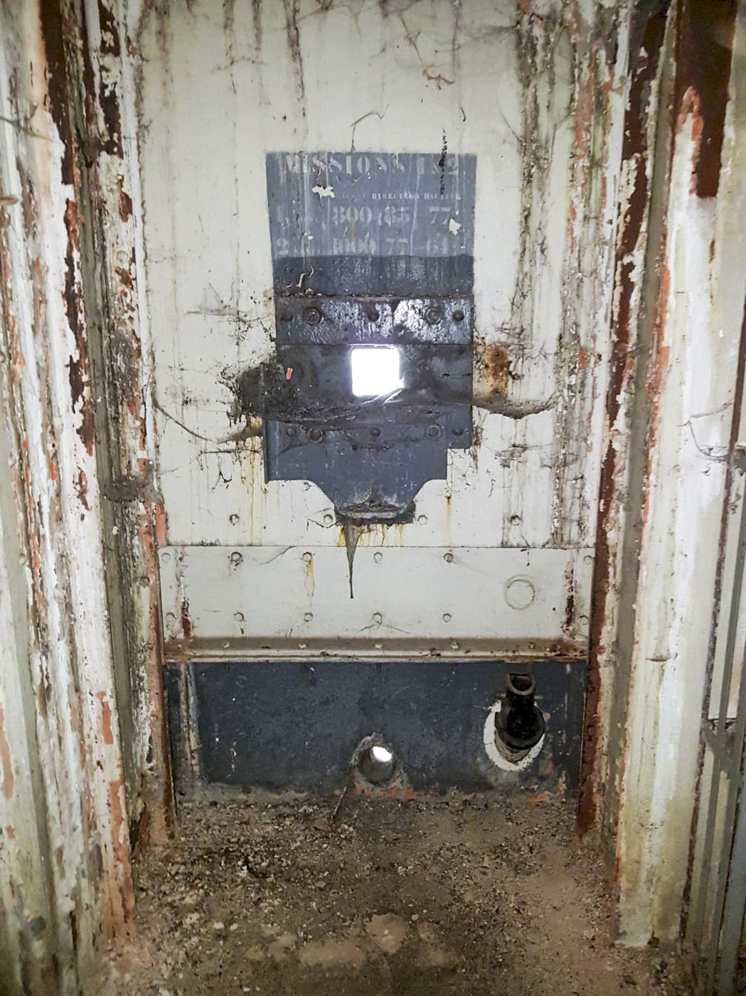 Ligne Maginot - GORDOLON (GN) - (Ouvrage d'artillerie) - Bloc 3
Etage supérieur
Caponnière
Créneau FM - Daniel ELLENA - Philippe CUNY