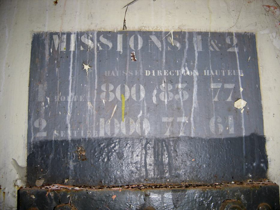 Ligne Maginot - GORDOLON (GN) - (Ouvrage d'artillerie) - Bloc 3 
Panneau indiquant les principales missions du jumelage de mitrailleuses du bloc 3 et les réglages correspondant de l'arme - Vincent DUSEIGNE