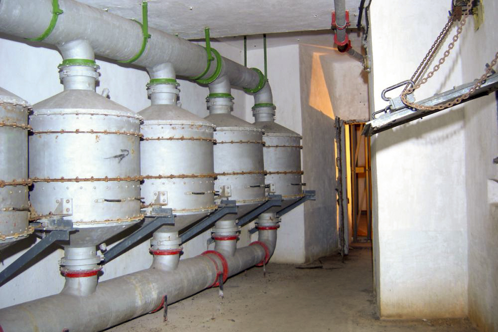 Ligne Maginot - GORDOLON (GN) - (Ouvrage d'artillerie) - Bloc 3
Salle des filtres du bloc
Batterie de filtres papier charbon-actif destinés au filtrage de l'air extérieur en cas d'attaque de l'ouvrage par gaz - Vincent DUSEIGNE