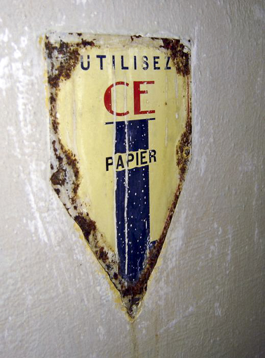 Ligne Maginot - GORDOLON (GN) - (Ouvrage d'artillerie) - Cette plaque située dans les latrines indique l'obligation d'utiliser le papier prévu pour ne pas compromettre le fonctionnement de la fosse septique Asepta - Vincent DUSEIGNE